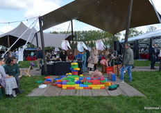 Veel kinderen maakten gebruik van de mogelijkheid om geschminkt te worden. Ook konden ze met grote blokken bouwen.